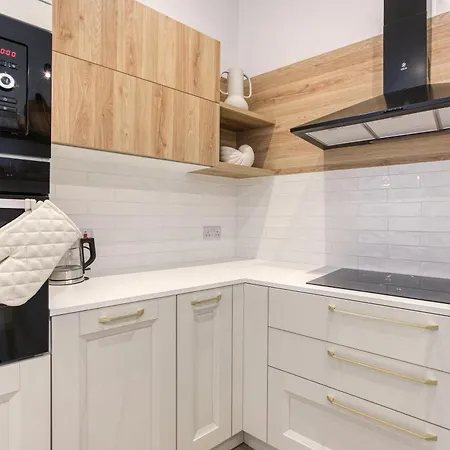 Designer 2br In The Heart Of With Wifi By 360 Estates *