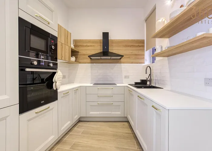 Designer 2br In The Heart Of With Wifi By 360 Estates