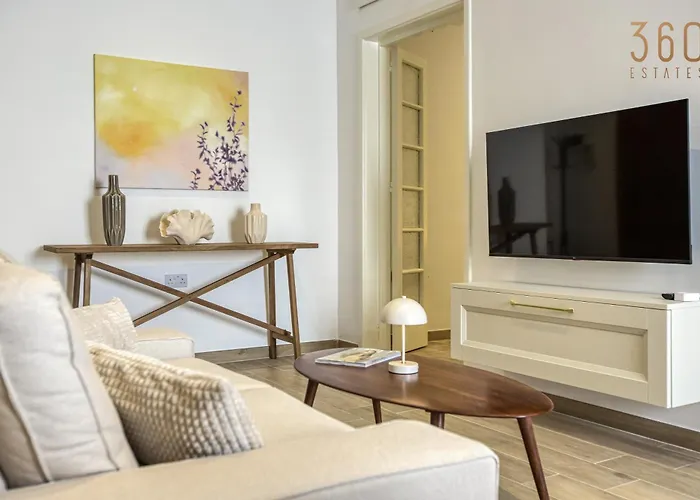 Designer 2br In The Heart Of With Wifi By 360 Estates *