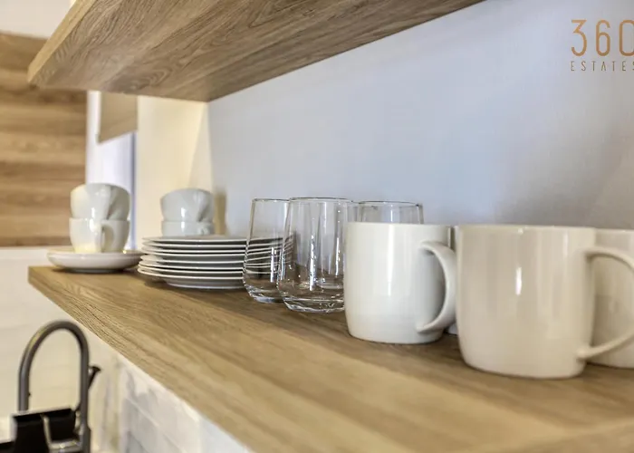 Designer 2br In The Heart Of With Wifi By 360 Estates