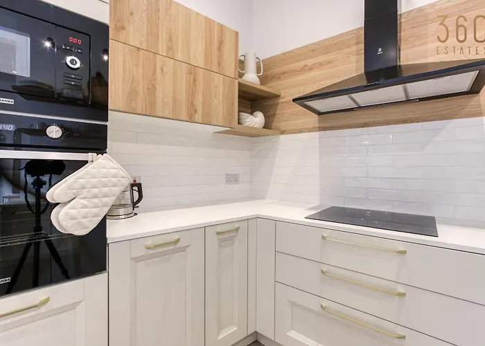 Designer 2br In The Heart Of With Wifi By 360 Estates *